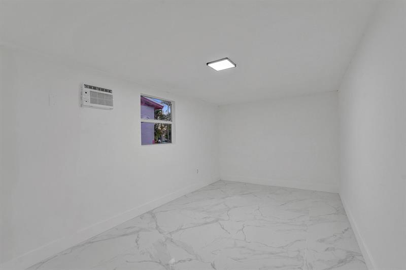 Photo: 21 of 27