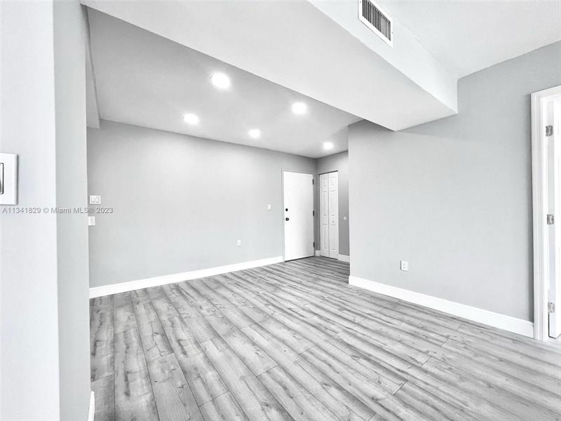 Photo: 5 of 27