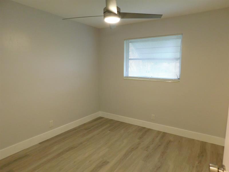 Photo: 17 of 26