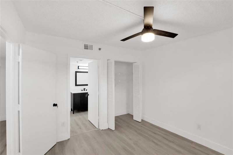Photo: 6 of 24
