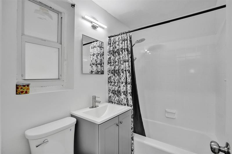 Photo: 17 of 26
