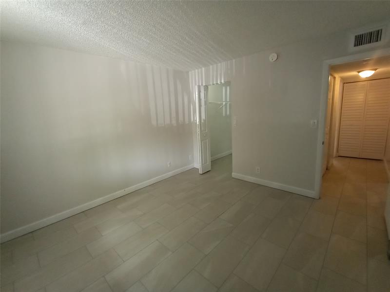 Photo: 8 of 24