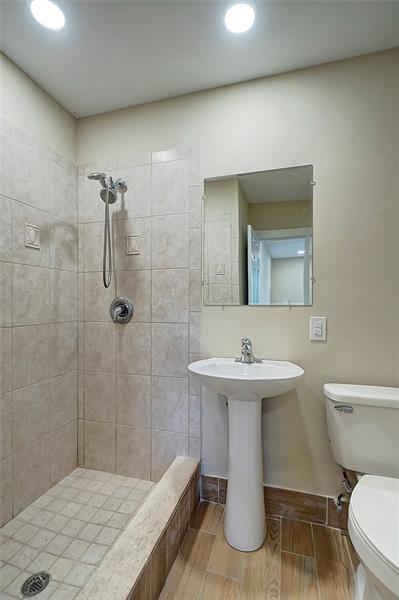 Photo: 16 of 25