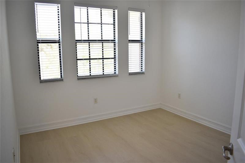 Photo: 17 of 26