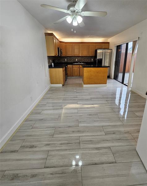 912 Springdale Cir #912