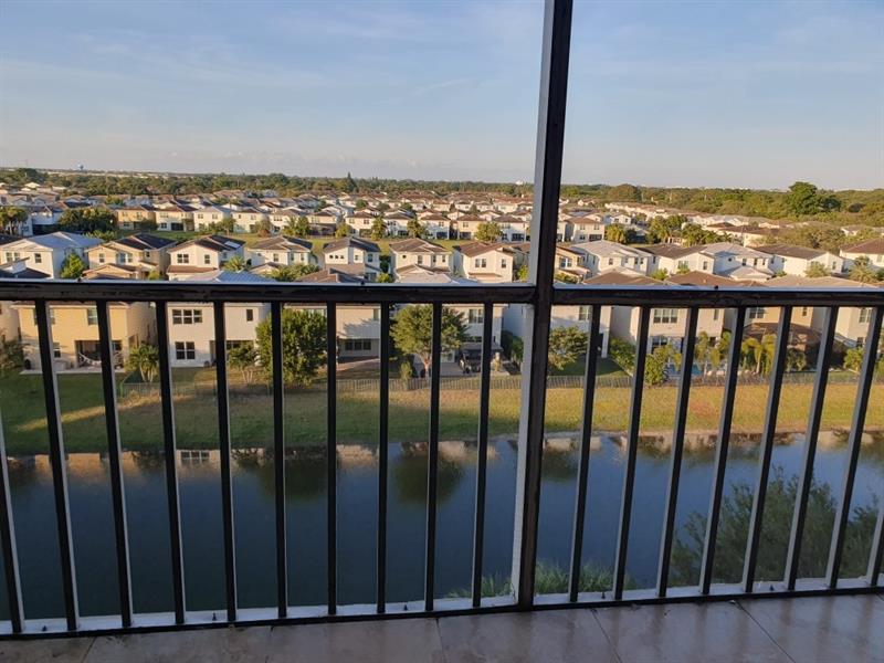 1101 Crystal Lake Dr #704