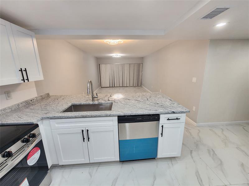 485 N Pine Island Rd #204