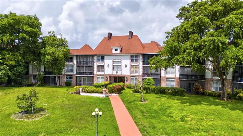 3650 Inverrary Dr #1B