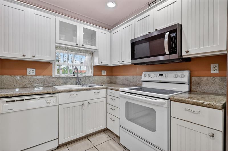 9410 N Hollybrook Lake Dr #303 Image