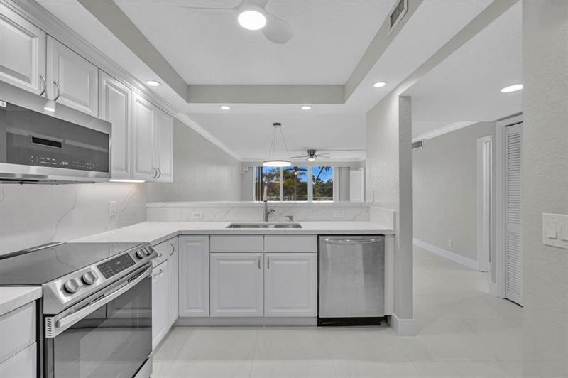 3800 Oaks Clubhouse Dr #201