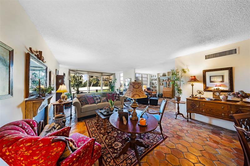 3930 Oaks Clubhouse Dr #105