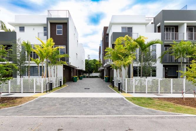 700 NE 14th Ave #206