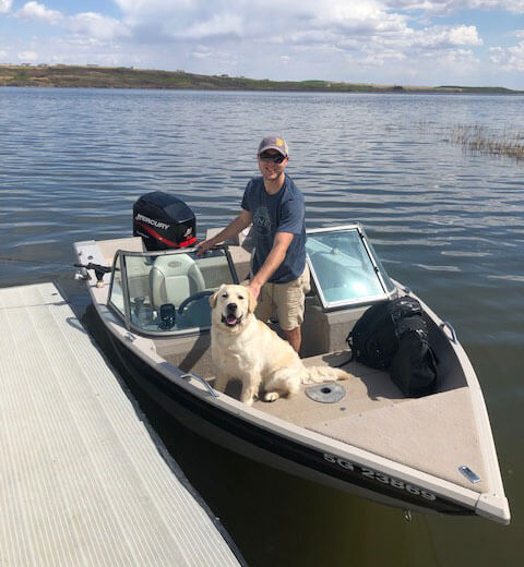 Mat Vercaigne dans un bateau rapide avec son chien