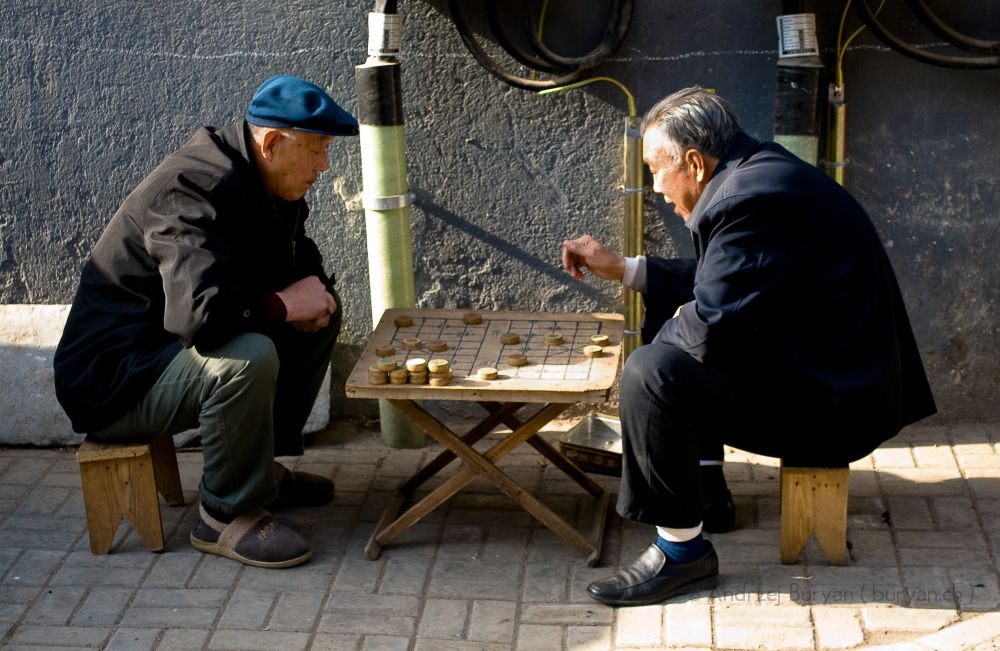 https://upload.wikimedia.org/wikipedia/commons/7/71/Xiangqi-Chinese-chess.jpg