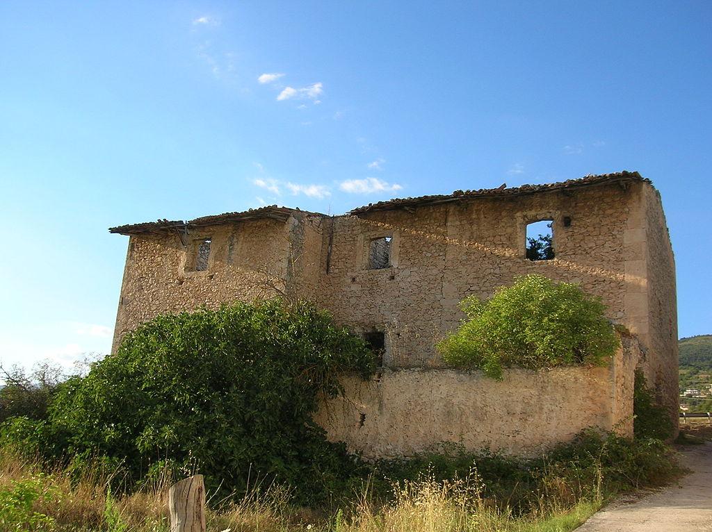 Building next to the church on the SS 17.JPG