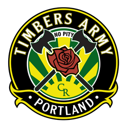 Timbers Army Portland. Ingen medlidenhed. To krydsede økser bag en rose. I baggrunden ses en sol med solstråler, der kommer ud, og initialerne CR.