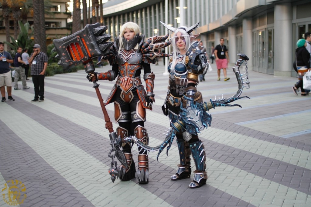 Dos asistentes a la Blizzcon posan fuera del recinto. Ambas van vestidas con elaborados trajes de personajes de videojuegos.