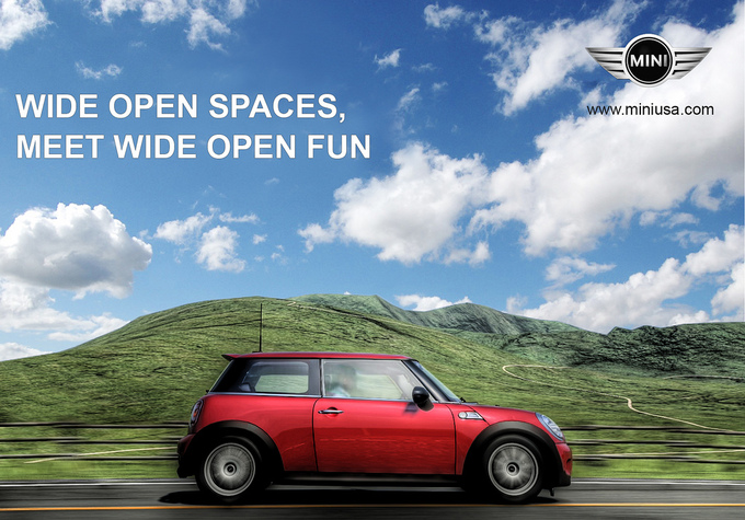 O mașină Mini merge pe un drum într-o zi frumoasă și însorită pe lângă niște dealuri pitorești. Textul spune Wide Open Spaces, Meet Wide Open Fun.