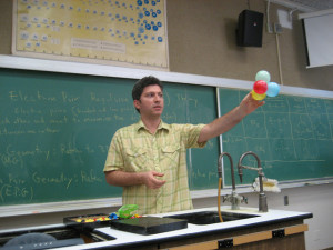 Conferencia de química con atrezzo