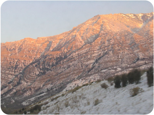 Estrias preenchidas com neve em uma montanha