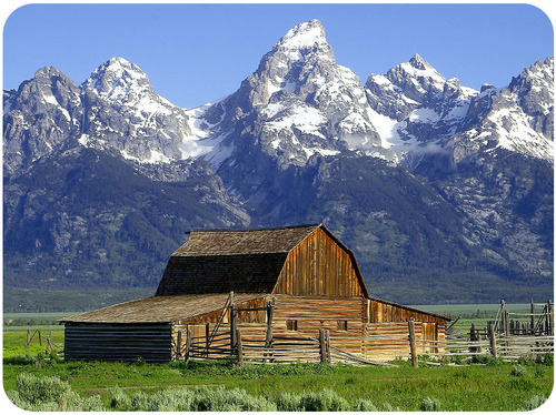 Um celeiro em frente às montanhas de Teton