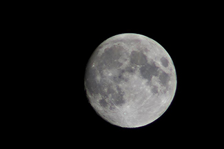 Una fotografía en la que muestra a la luna.