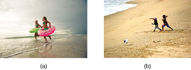 La fotografia A mostra due bambini con la camera d'aria che giocano nell'acqua bassa della spiaggia. La fotografia B mostra due bambini che giocano nella sabbia di una spiaggia.