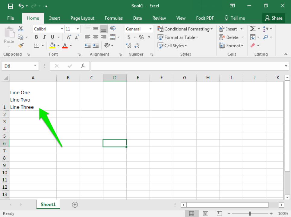 Az A1-es cellában 3 sornyi szöveg van az excel táblázatban. Egy zöld nyíl mutat a cella felé.