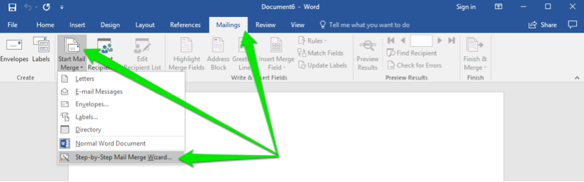 een leeg Microsoft Word-document is geopend. Er zijn drie groene pijlen op het document, de eerste pijl toont dat het tabblad mailings in het lintmenu is geselecteerd. De tweede pijl wijst naar de knop Start mail merge en de derde wijst naar de knop stap voor stap mail merge wizard.