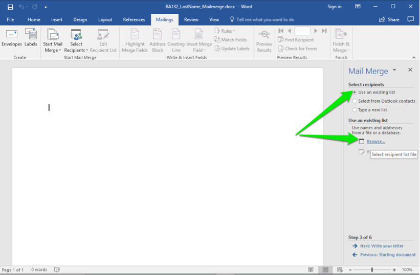 Un documento de Microsoft Word en blanco está abierto. Se ha abierto un menú de combinación de correspondencia a la derecha del documento. Una flecha verde apunta a la opción para usar una lista existente y otra flecha verde apunta al botón para navegar.