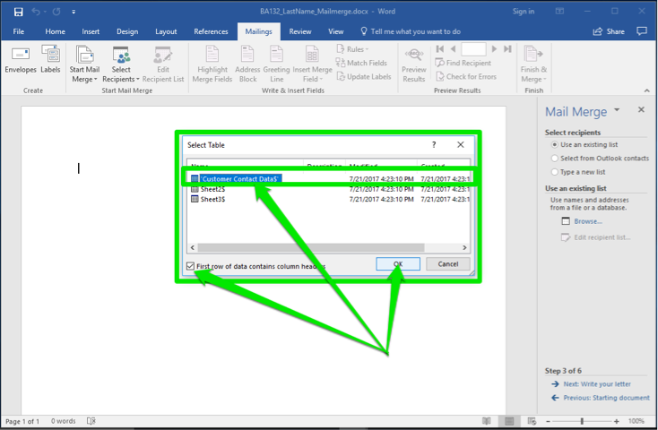 et tomt Microsoft Word-dokument er åpent. En utskriftsflettingsmeny er åpnet til høyre for dokumentet. En dialogboksen velg tabell har åpnet med tre grønne piler utheving ulike funksjoner. Den første pilen peker på hvilken tabell som skal velges. Den andre pilen peker på en avmerkingsboks som sier at første rad med data inneholder kolonneoverskrifter, og den tredje peker på ok-knappen for å godta endringer.