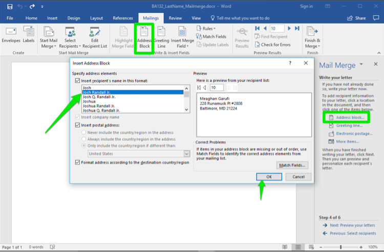 Un documento de Microsoft Word en blanco está abierto. Se ha abierto un menú de combinación de correspondencia a la derecha del documento. En el menú combinación de correspondencia, un cuadro verde muestra que el bloque de direcciones ha sido seleccionado. En la pestaña correos, debajo del menú cinta, también tiene un cuadro verde que resalta la opción bloque de direcciones. Se ha abierto un cuadro de diálogo insertar bloque de direcciones y una flecha verde apunta a uno de los nombres del bloque de direcciones. Una segunda flecha verde apunta al botón ok.