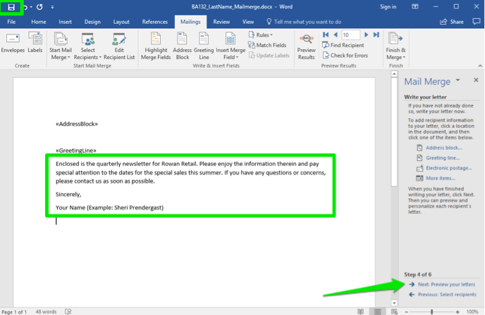 dokument aplikace Microsoft Word je otevřen. Napravo od dokumentu se otevřela nabídka hromadné korespondence. Stránku zvýrazňují dvě zelená pole, jedna ukazuje, kam jde obsah dopisu, a druhá ukazuje, kde je tlačítko Uložit v aplikaci Microsoft Word. Zelená šipka ukazuje na další: náhled možnosti písmena.