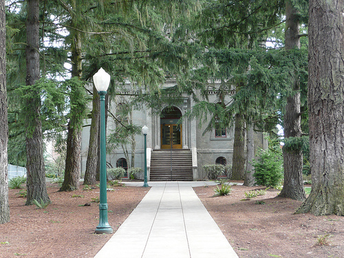 A picture of a sidewalk leading up to a building at the University of Oregon.