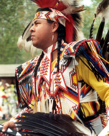 Gary Tomahsah, a Comanche from Apache, Oklahoma, prepares for Men's Traditional dance competition at 1999 Powwow; Photograph Photo by Midge Durbin, for "Trail of Tears Powwow," at http://www.americaslibrary.gov/ es/ky/ es_ky_powwow_1_e.html.