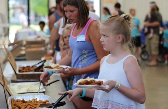 Children eating from buffet