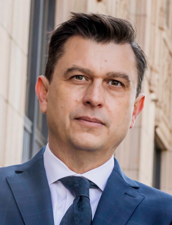 Suit accuses Twitter of age and pregnancy discrimination  