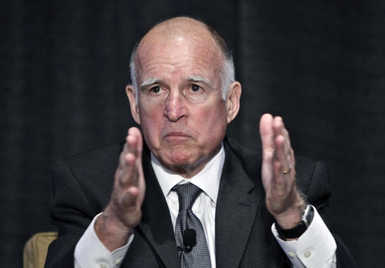 Governor signs law that limits when witnesses can be asked their immigration status