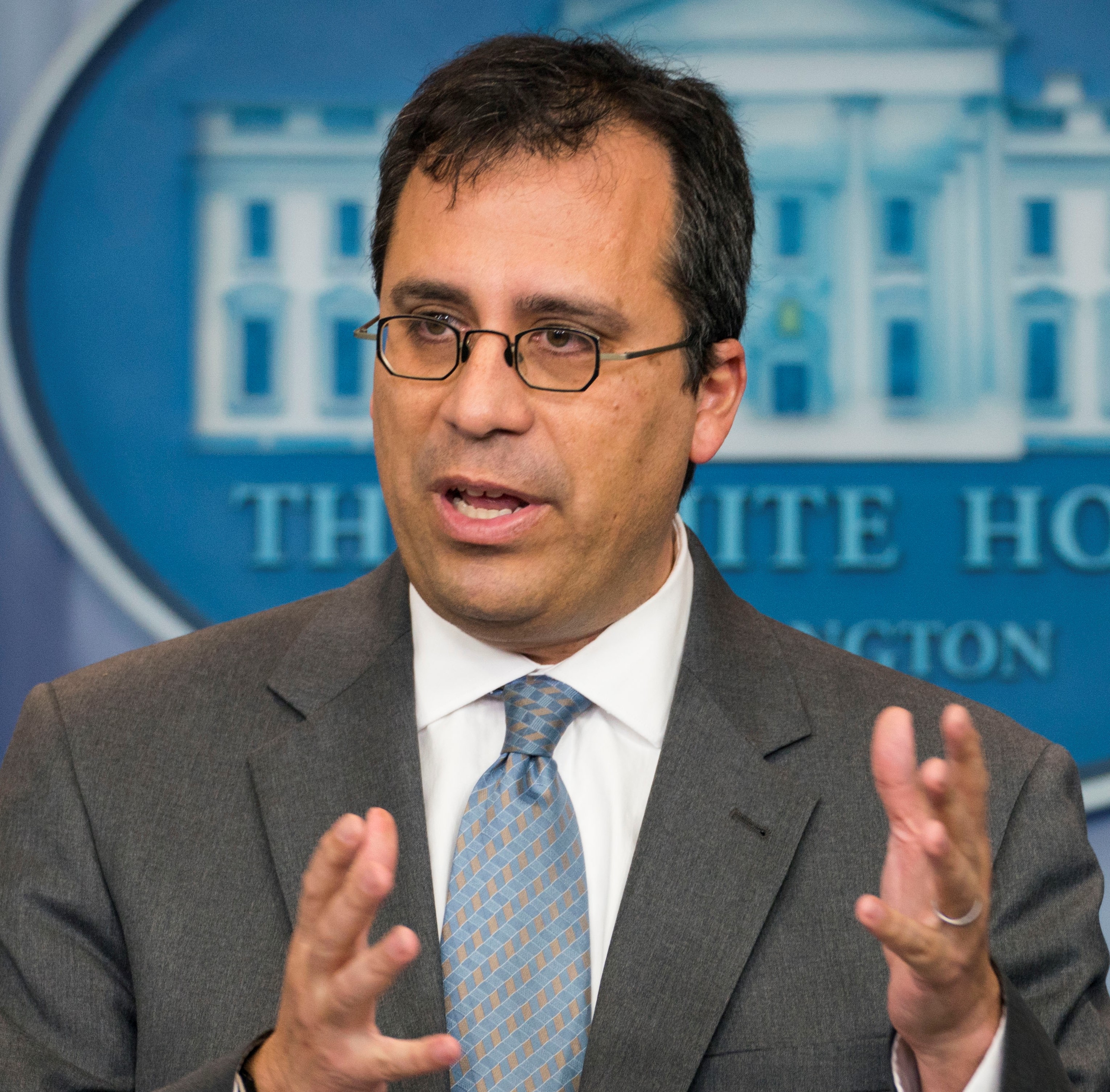 Immigration service tightens rules to make deportation easier