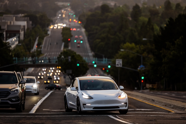 Autopilot was on, but driver's input is unknown, expert says in Tesla crash trial 