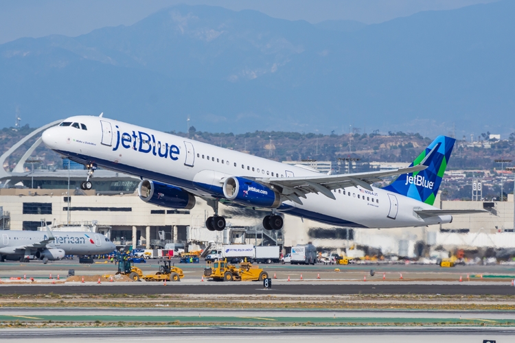 Workers accuse JetBlue of not paying incentives, violating laws