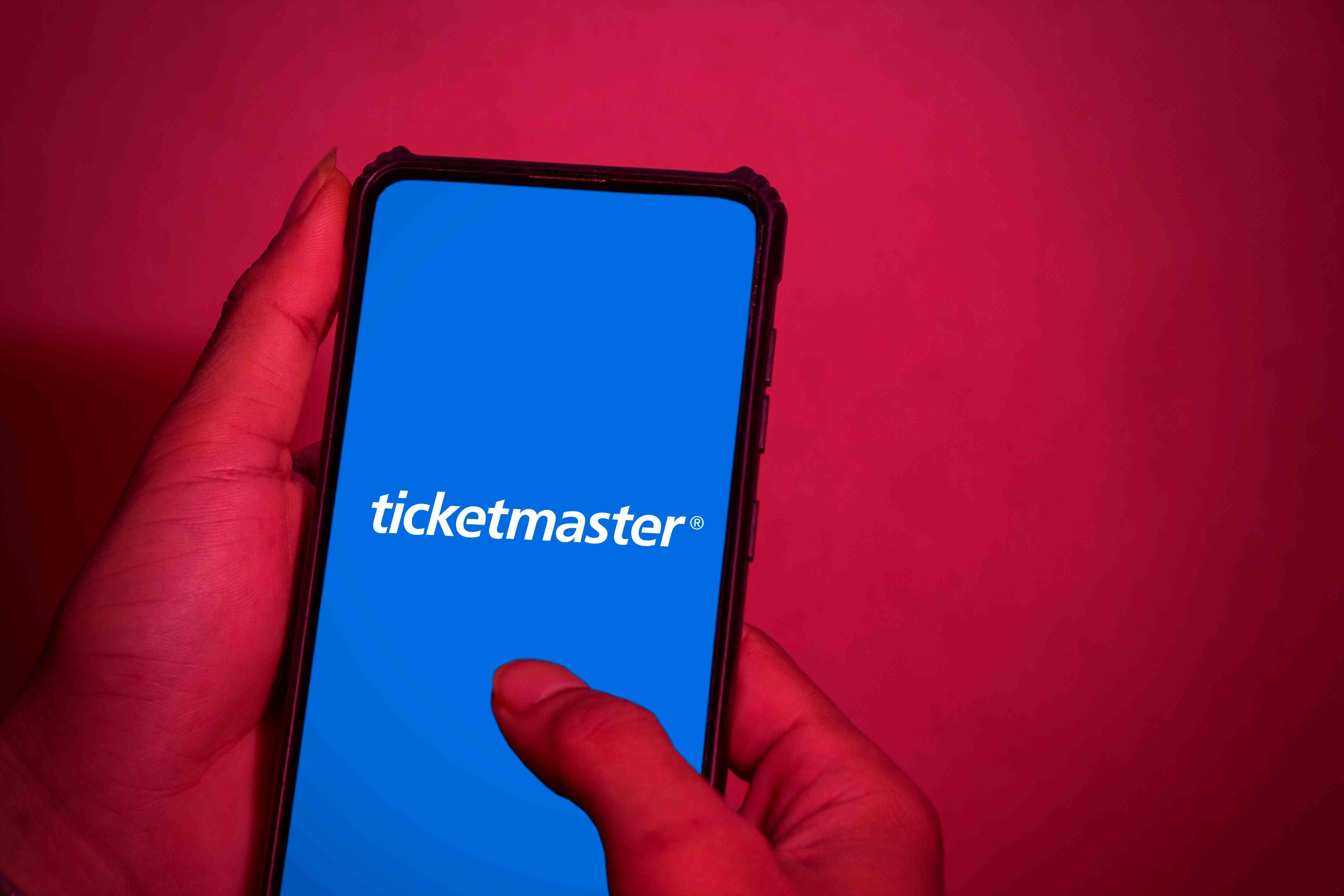 Trial likely in Taylor Swift ticketing lawsuit, dismissal bid falters