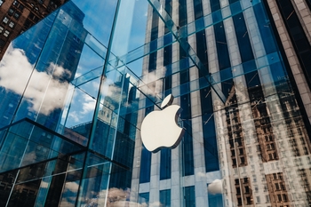 Apple investor sues board over alleged AI piracy, stock buybacks 