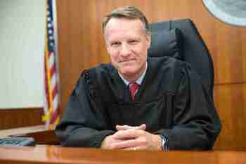 Valle Makoff lead trial attorney testifies in former clients' fee dispute