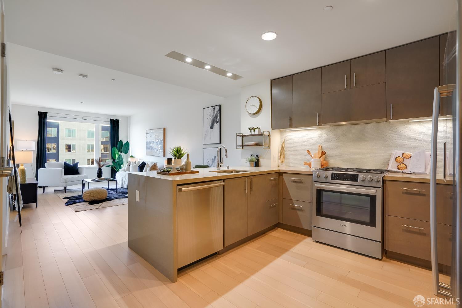 52 Innes Ct Apt 305, San Francisco, CA 94124