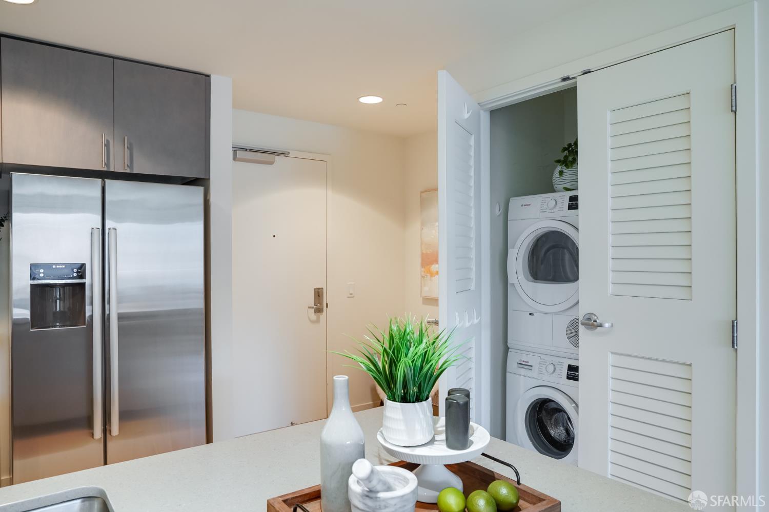 52 Innes Ct Apt 305, San Francisco, CA 94124 photo 4