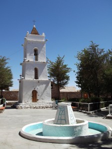 Campanario y fuente de color blanca en Toconao