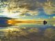 La mejor época para visitar el Salar de Uyuni Reflejo del cielo sobre agua y un automóvil en Salar de Uyuni
