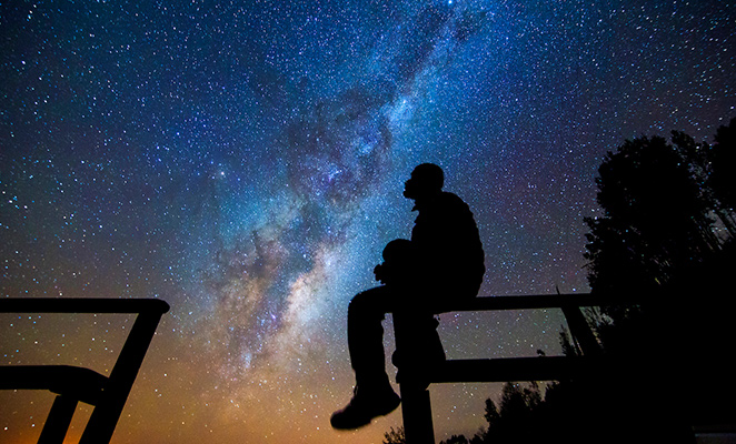Hombre mirando cielo Valle del Elqui