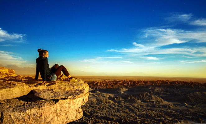 Persona observando el horizonte Valle de la Luna